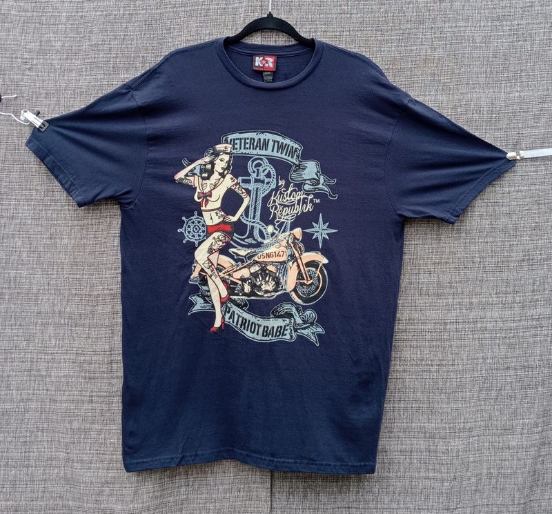 T-Shirt Bleu Marine - L - Moto Couleur Camel Militaire "USN41471" avec sa Pin Up Représente "Patriot Babe pour les  Vétéran Twin".