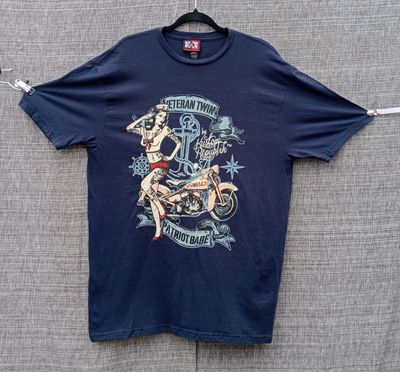 T-Shirt Bleu Marine - L - Moto Couleur Camel Militaire "USN41471" avec sa Pin Up Représente "Patriot Babe pour les  Vétéran Twin".