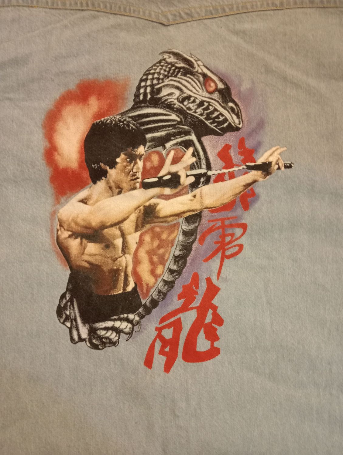 Chemise en Jean's avec le Motif : "Bruce Lee Dragon" au Verso et de Couleur Bleu Jean's pour une Taille 48/50.