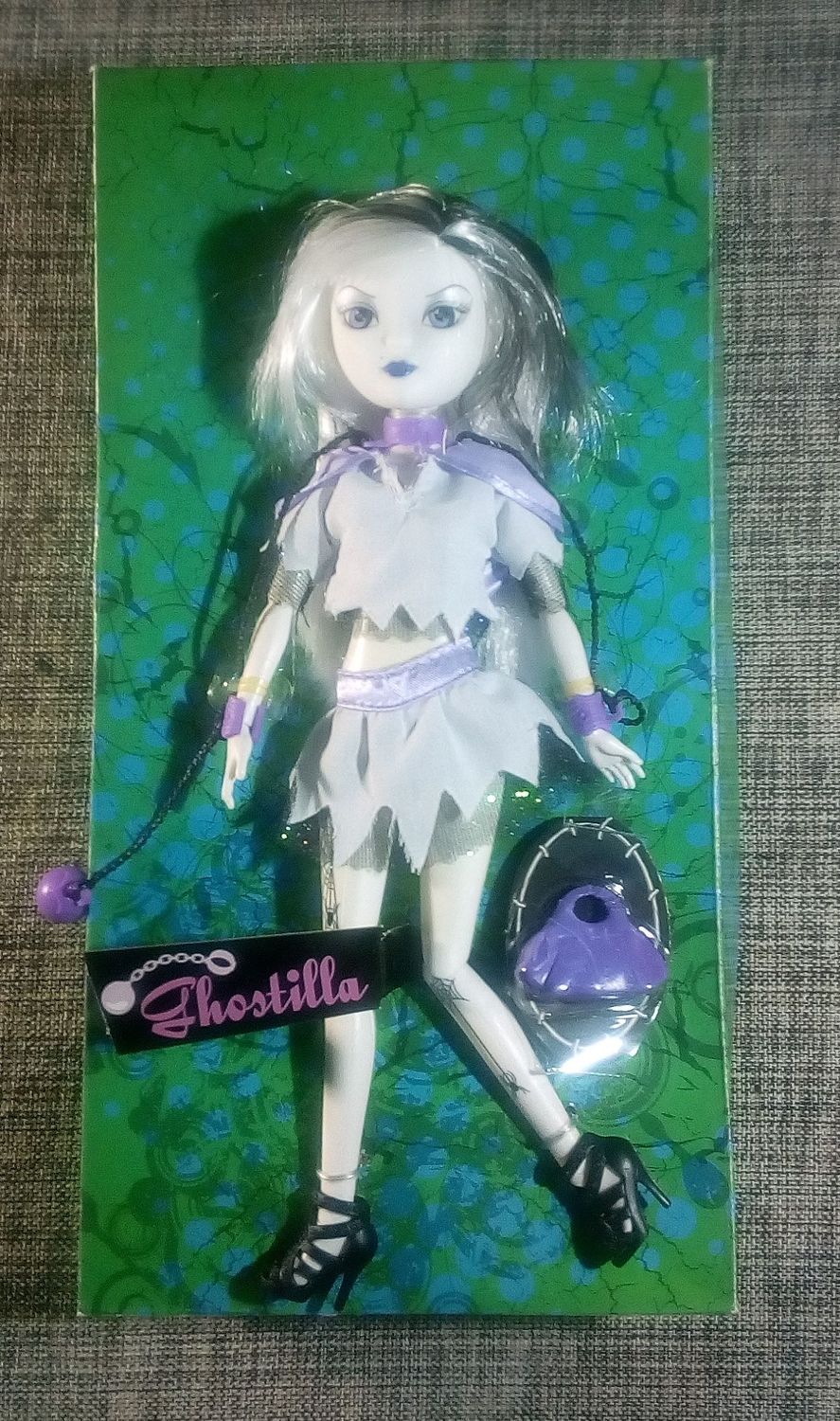 La Poupée Gothique "Ghostilla"Conception Articulée aux "Bras & Jambe" Avec son Ensemble Jupe et Veste, Couleur Blanc, prête pour Faire les Vitrines des Avenues et Boulevard...