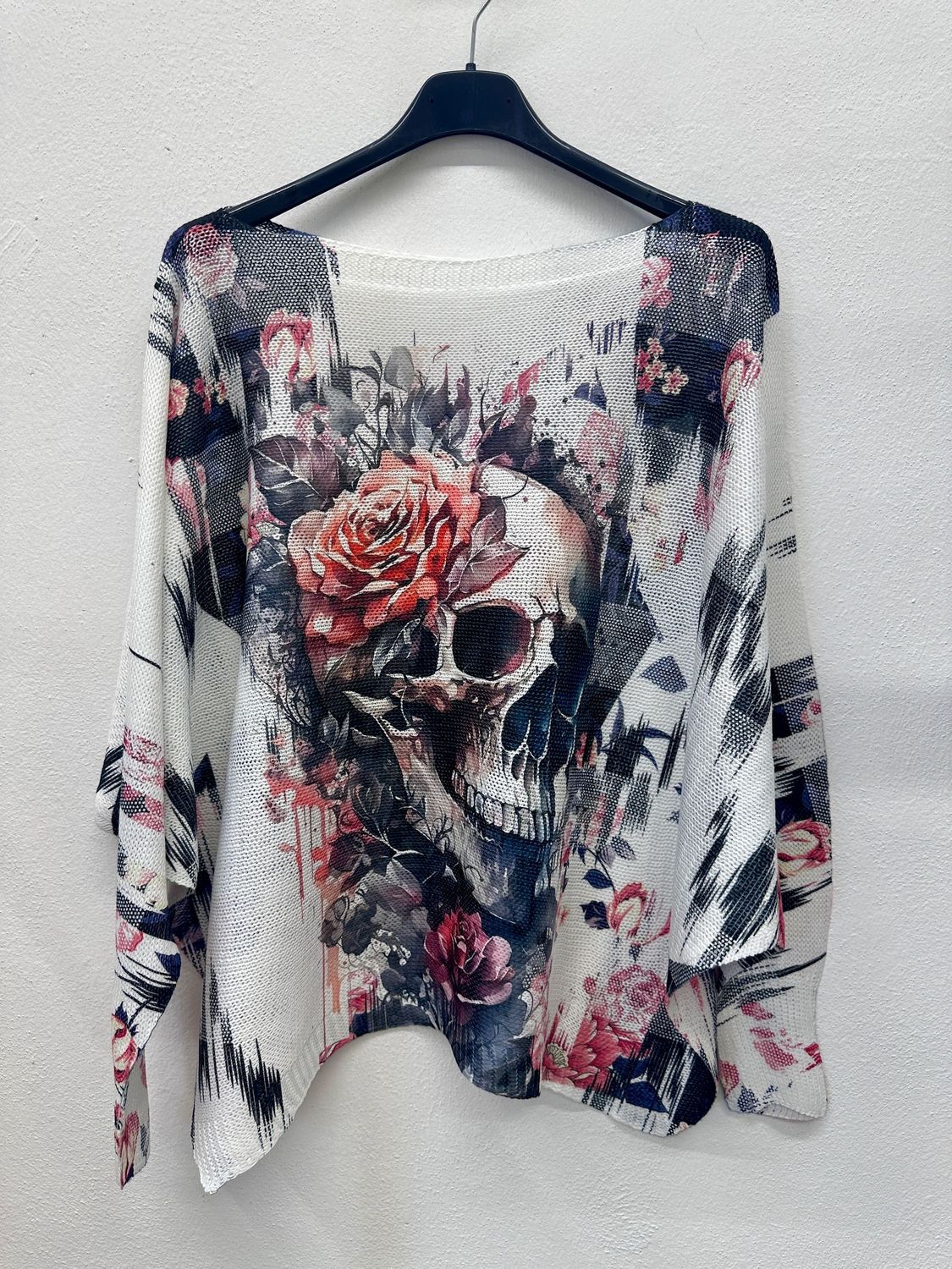 Tunique "Fantaisie" Un Crâne, Entouré de Plusieurs Roses Rouge sur un Fond Noir Gris Blanc.