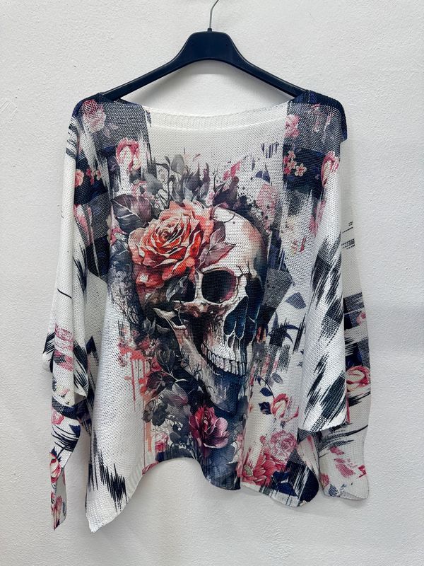 Tunique "Fantaisie" Un Crâne, Entouré de Plusieurs Roses Rouge sur un Fond Noir Gris Blanc.