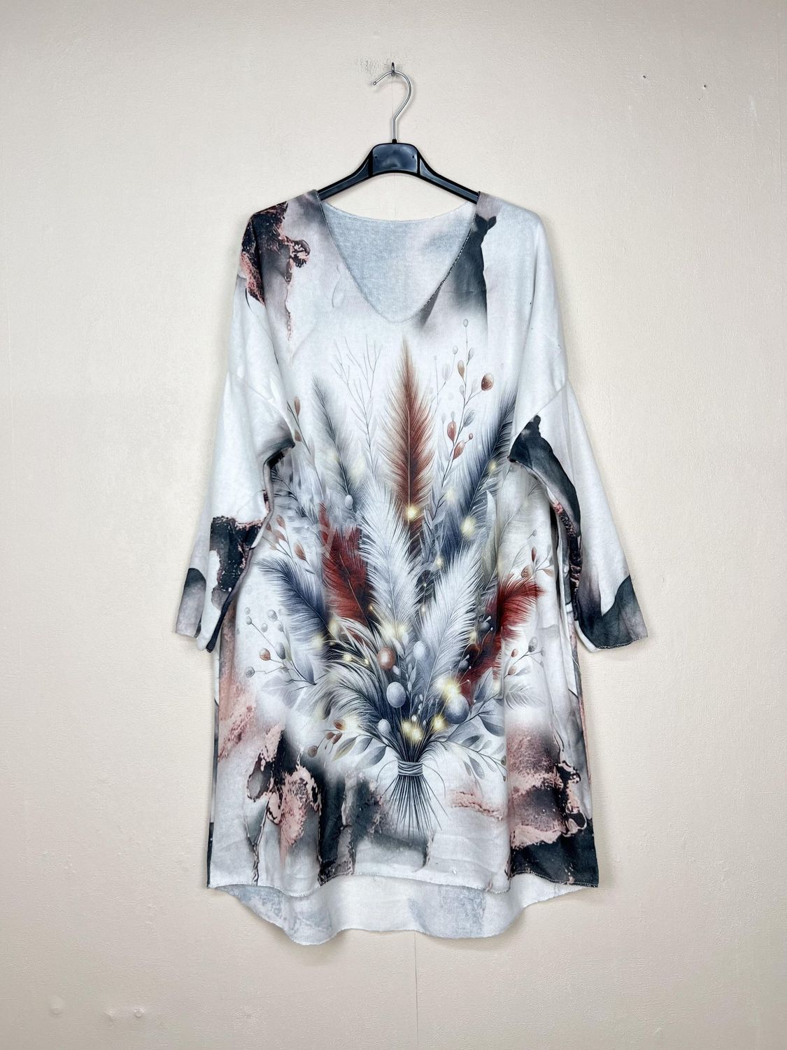 Tunique Longue 90 cm "Fantaisie", Un Magnifique Bouquet de Plumes sur un Fond Noir Gris Rouge et Blanc.