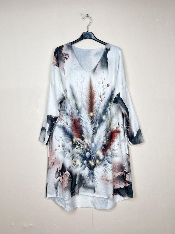 Tunique Longue 90 cm "Fantaisie", Un Magnifique Bouquet de Plumes sur un Fond Noir Gris Rouge et Blanc.