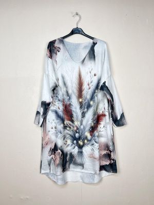 Tunique Longue 90 cm "Fantaisie", Un Magnifique Bouquet de Plumes sur un Fond Noir Gris Rouge et Blanc.
