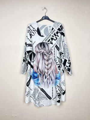 Tunique Longue 90 cm "Fantaisie", Une Girl Blonde en Face Arrière Entourée d'une Déco d'écriture sur un Fond Noir Gris et Blanc.