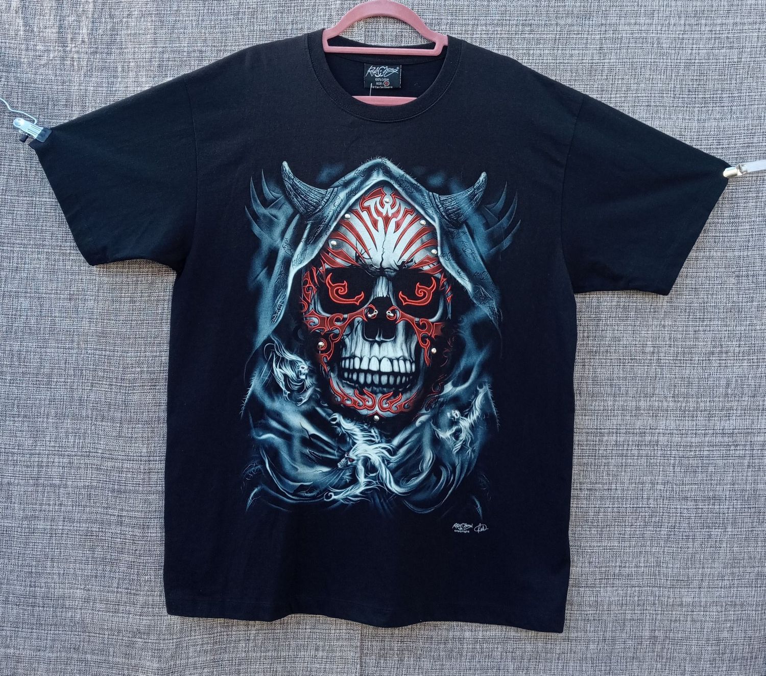 T-Shirt 3D - XL - Portrait d'un Faucheur avec son Crâne Tatoué de Symbole Rouge avec sa Capuche à Corne, des Piercing Nez et des Rivets sur Fond Bleu Nuit