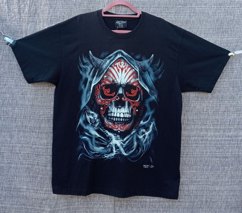 T-Shirt 3D - XL - Portrait d'un Faucheur avec son Crâne Tatoué de Symbole Rouge avec sa Capuche à Corne, des Piercing Nez et des Rivets sur Fond Bleu Nuit T-Shirt 3D - XL - Portrait d'un Faucheur avec son Crâne Tatoué de Symbole Rouge avec sa Capuche à Corne, des Piercing Nez et des Rivets sur Fond Bleu Nuit