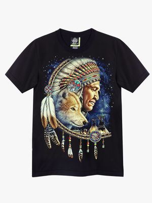 T-Shirt - 2XL - Portrait d'un Chef Indien et Portrait d'un Loup Entourée dans un Collier avec Camps d'Indien et des Sapins et Montagnes T-Shirt - 2XL - Portrait d'un Chef Indien et Portrait d'un Loup Entourée dans un Collier avec Camps d'Indien et des Sapins et Montagnes