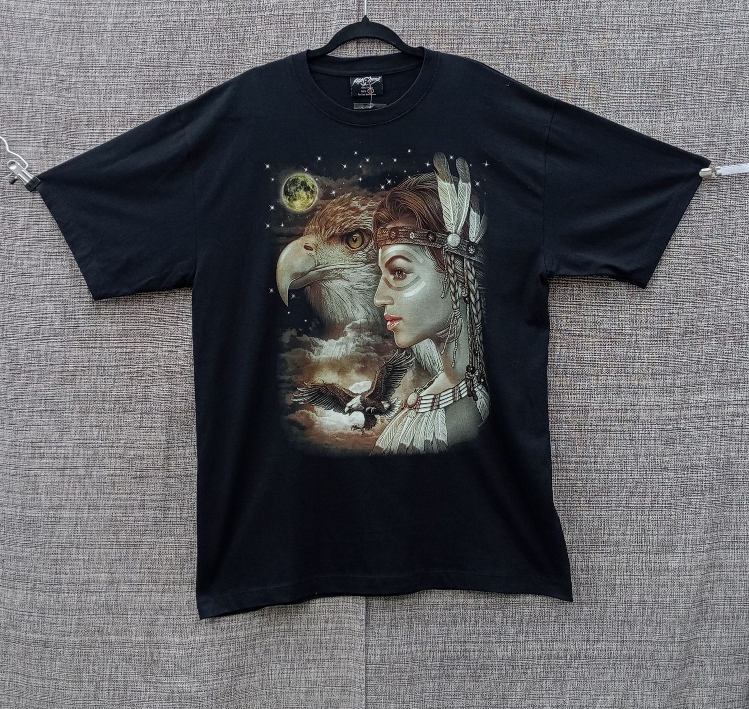 T-Shirt - XL - Portrait d'une Indienne à deux Plumes, et son Collier Couronne à Plumes avec Portrait d'un Aigle et Aigle Vole sur Fond Marron