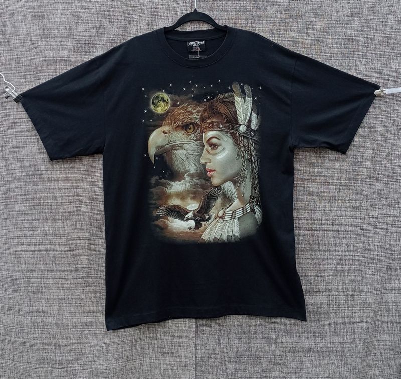 T-Shirt - XL - Portrait d'une Indienne à deux Plumes, et son Collier Couronne à Plumes avec Portrait d'un Aigle et Aigle Vole sur Fond Marron