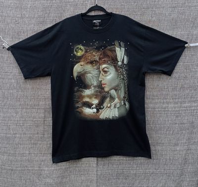 T-Shirt - XL - Portrait d'une Indienne à deux Plumes, et son Collier Couronne à Plumes avec Portrait d'un Aigle et Aigle Vole sur Fond Marron