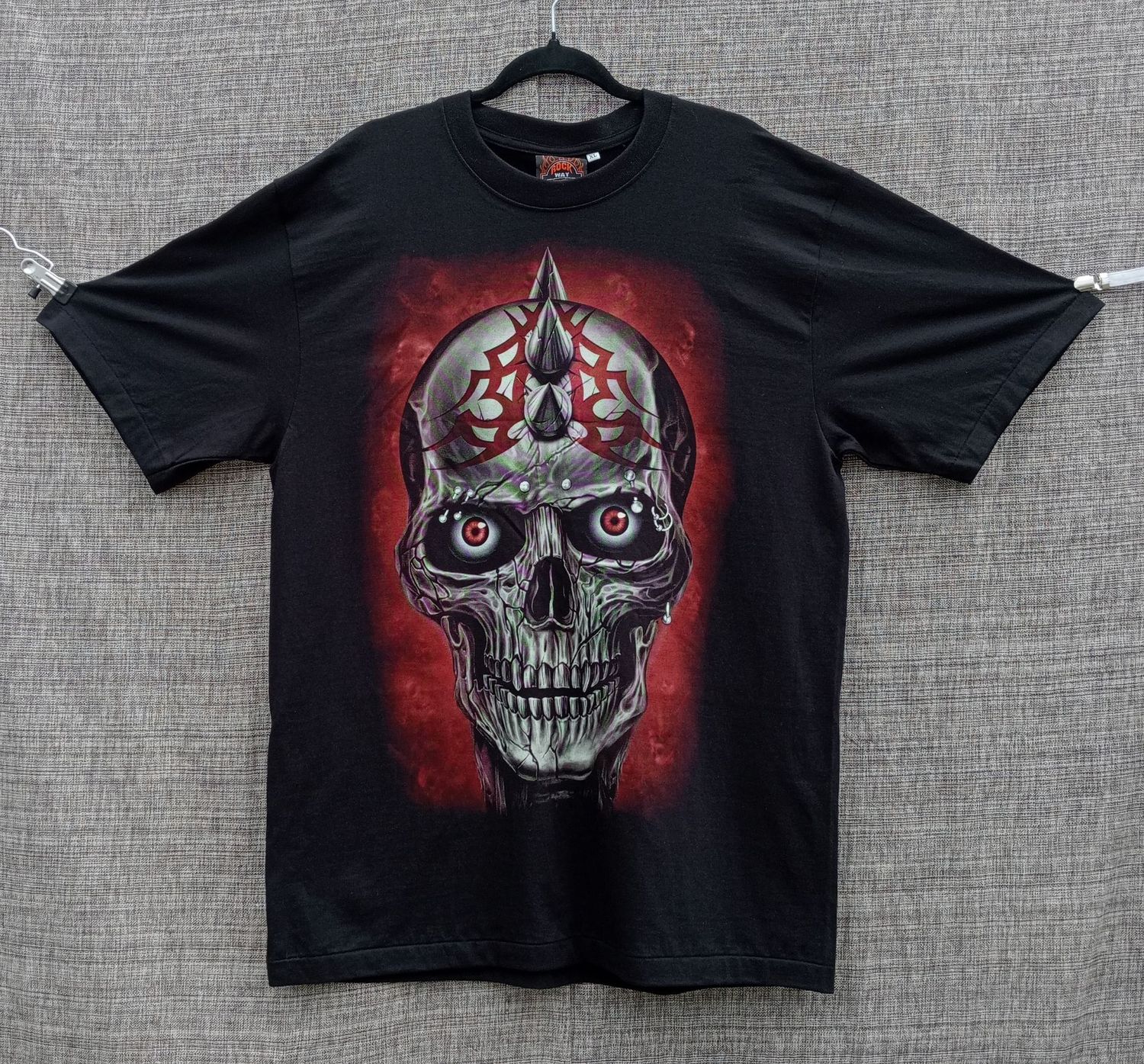 T-Shirt - XL - Crâne Charmant aux  Yeux Rouge avec des Cornes Tatouage Rouge Symbole sur le Front - Font Bordeaux