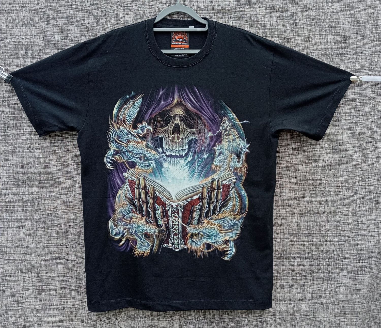 T-Shirt en 3D - L - Faucheur Capuche en Lecture avec son Livre Lumineux Entouré de Quatre Dragons Lumineux sous un Fond Bleu/Vert.