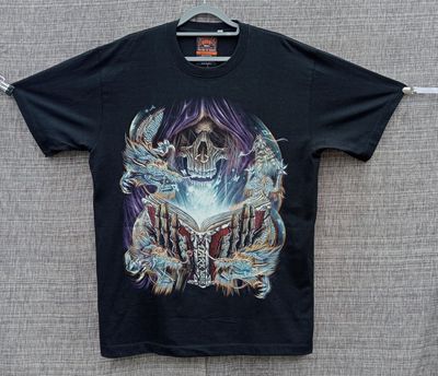 T-Shirt en 3D - L - Faucheur Capuche en Lecture avec son Livre Lumineux Entouré de Quatre Dragons Lumineux sous un Fond Bleu/Vert.