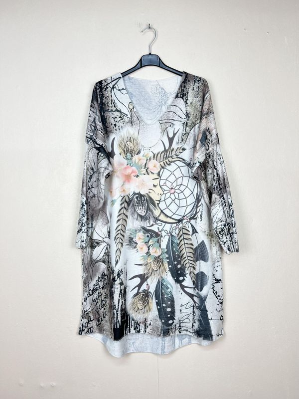 Tunique Longue 90 cm "Fantaisie" Une Demi Lune avec un Visage Entouré de Fleurs, Feuilles et Branches sous un Fond Noir Gris Rouge et Blanc.