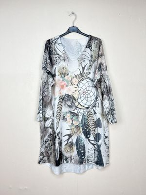 Tunique Longue 90 cm "Fantaisie" Une Demi Lune avec un Visage Entouré de Fleurs, Feuilles et Branches sous un Fond Noir Gris Rouge et Blanc.