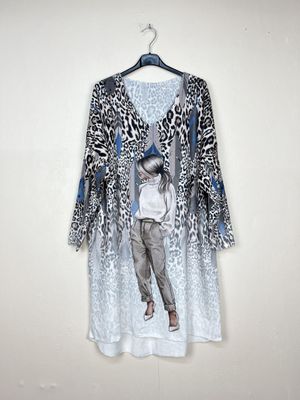 Tunique Longue 90 cm "Fantaisie" Une Girl Habillé d'un Pull et un Jean's dans un Style Guépard
