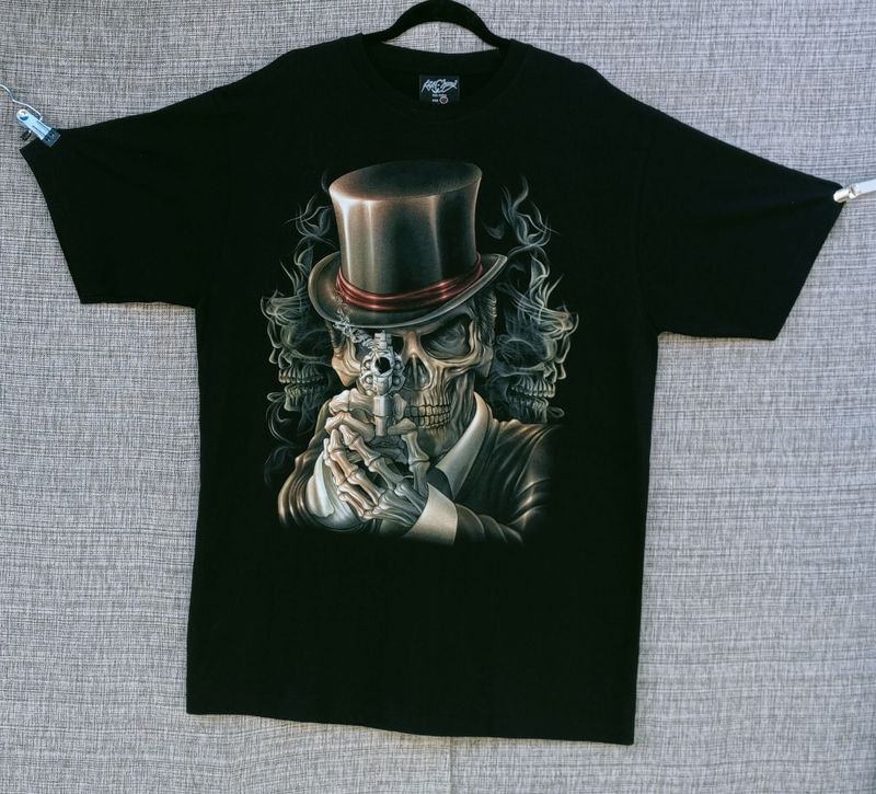 T-Shirt - XL - Portrait Boy des Années 50 avec Chapeau  Ruban Rouge et Pointe avec ses Deux Mains 1 Revolver.