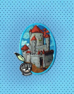 Patch/Écusson Broderie à Coudre - Portrait d'un Chevalier et son Château au Toiture Rouge sous un Fond d'un Ciel de Nuage, Dimension 9.8 x 7 cm