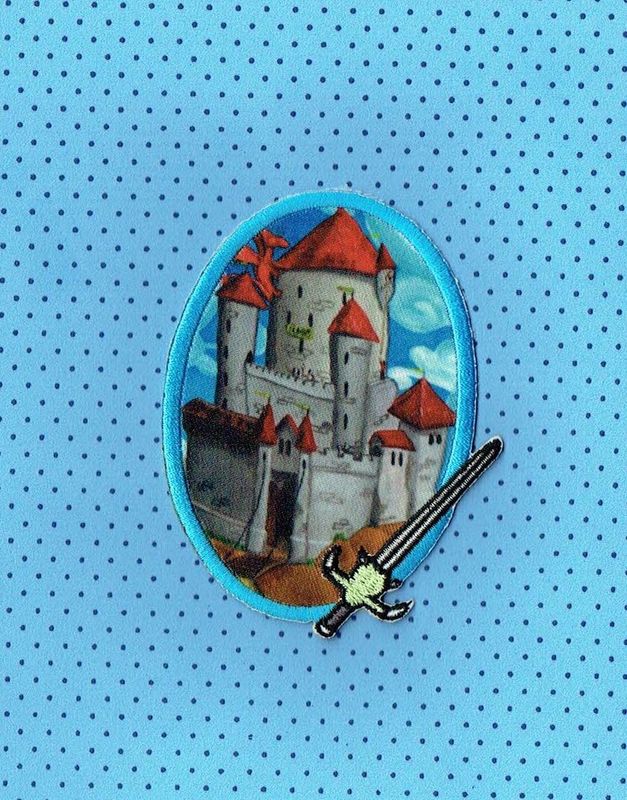 Patch/Écusson Broderie à Coudre - Portrait d'une Épée et son Château au Toiture Rouge sous un Fond d'un Ciel de Nuage, Dimension 9.8 x 7 cm