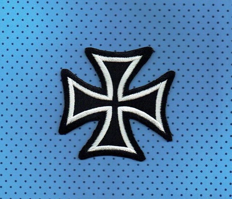 Patch/Écusson Broderie à Coudre - Une Petite Croix Biker sous un Fond Noir et un Contour Blanc, Dimension 7.5 x 7.5 cm