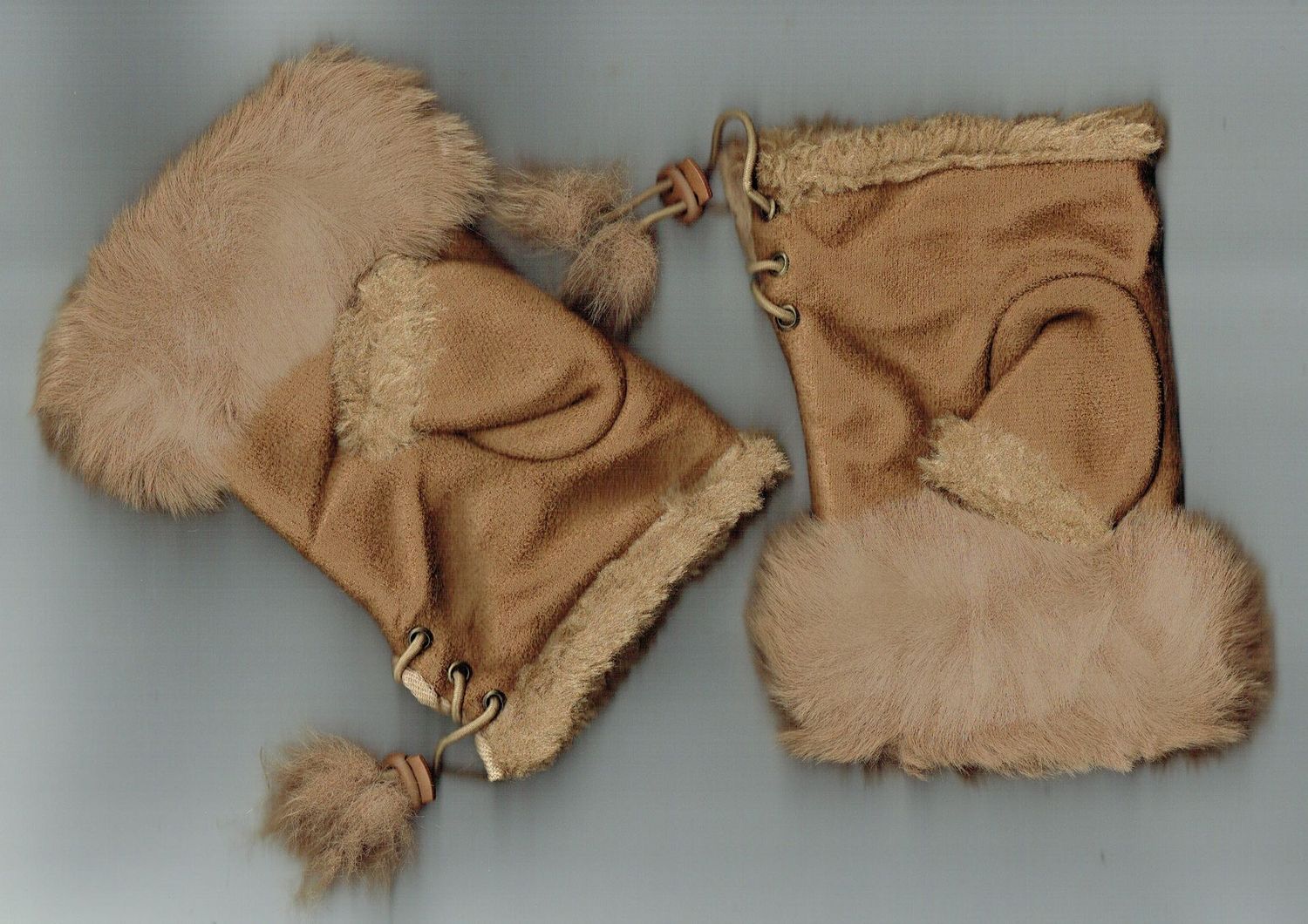 Une Paire de Gants "Mitaine" En "Polyester & Simili Daim", Doublure Fourrure, de Couleur Camel, pour une Taille Réglable Unis de T6 à T8