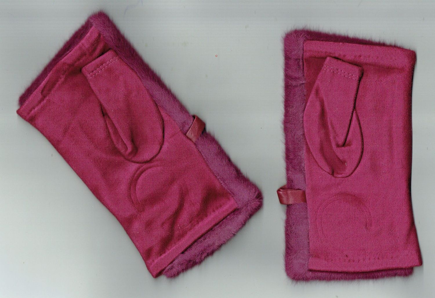 Une Paire de Gants "Mitaine" En "Viscose,Cotton, Laine " Recouverte d'une Fourrure au Dessus, de Couleur Rose Foncé, pour une Taille Unis de T6 à T8