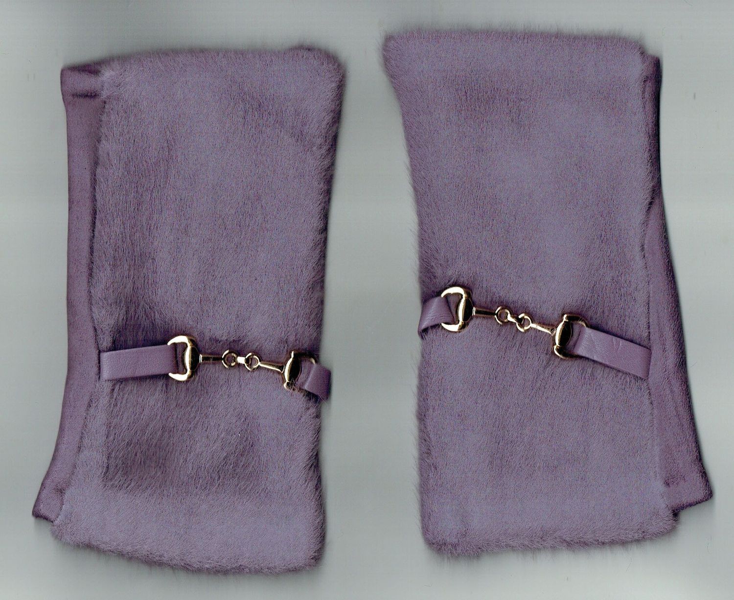 Une Paire de Gants Une Paire de Gants "Mitaine" En "Viscose,Cotton, Laine " Recouverte d'une Fourrure au Dessus, de Couleur Violet, pour une Taille Unis de T6 à T8
