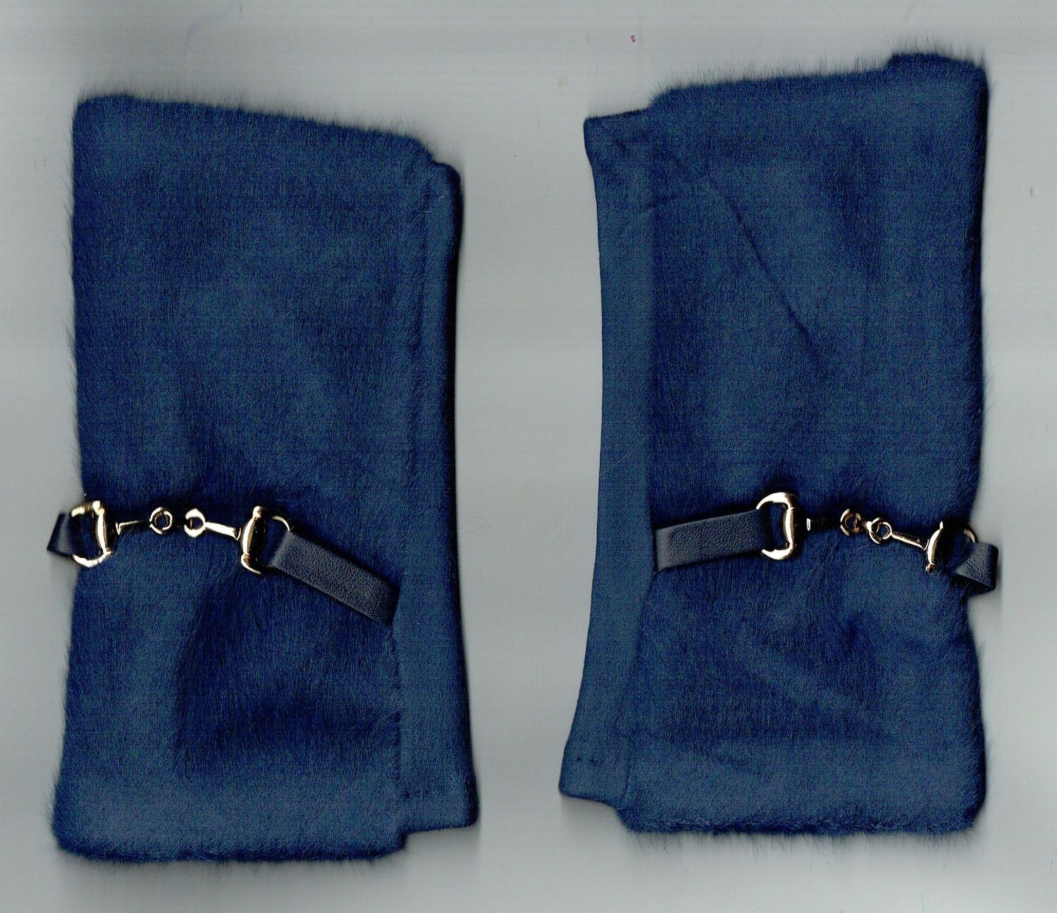 Une Paire de Gants "Mitaine" En "Viscose,Cotton, Laine " Recouverte d'une Fourrure au Dessus, de Couleur Bleu Marine, pour une Taille Unis de T6 à T8