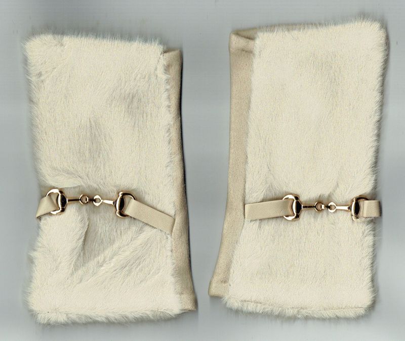 Une Paire de Gants "Mitaine" En "Viscose,Cotton, Laine " Recouverte d'une Fourrure au Dessus, de Couleur Crème, pour une Taille Unis de T6 à T8