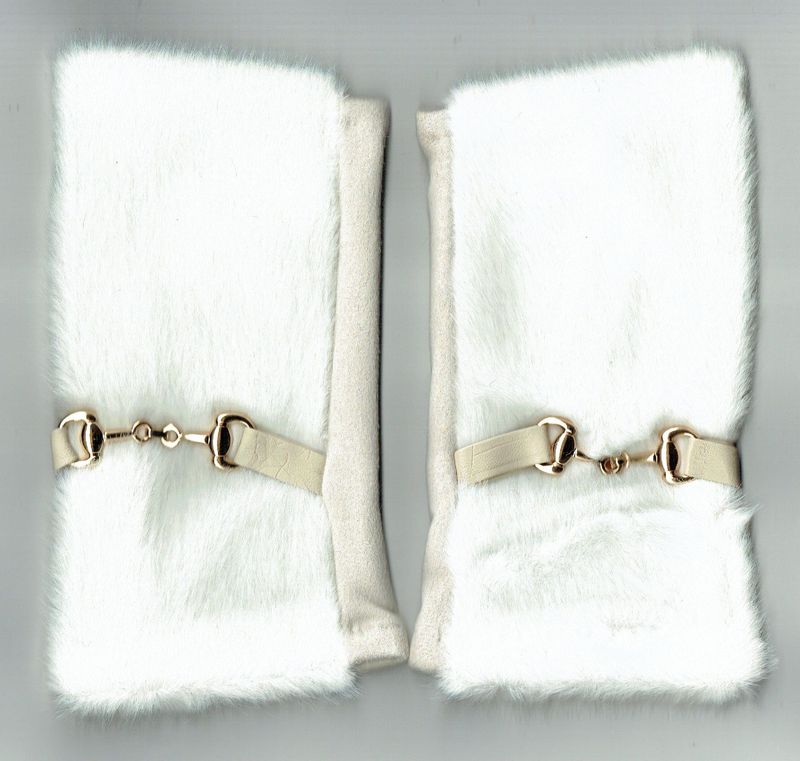 Une Paire de Gants "Mitaine" En "Viscose,Cotton, Laine " Recouverte d'une Fourrure au Dessus, de Couleur Blanc, pour une Taille Unis de T6 à T8