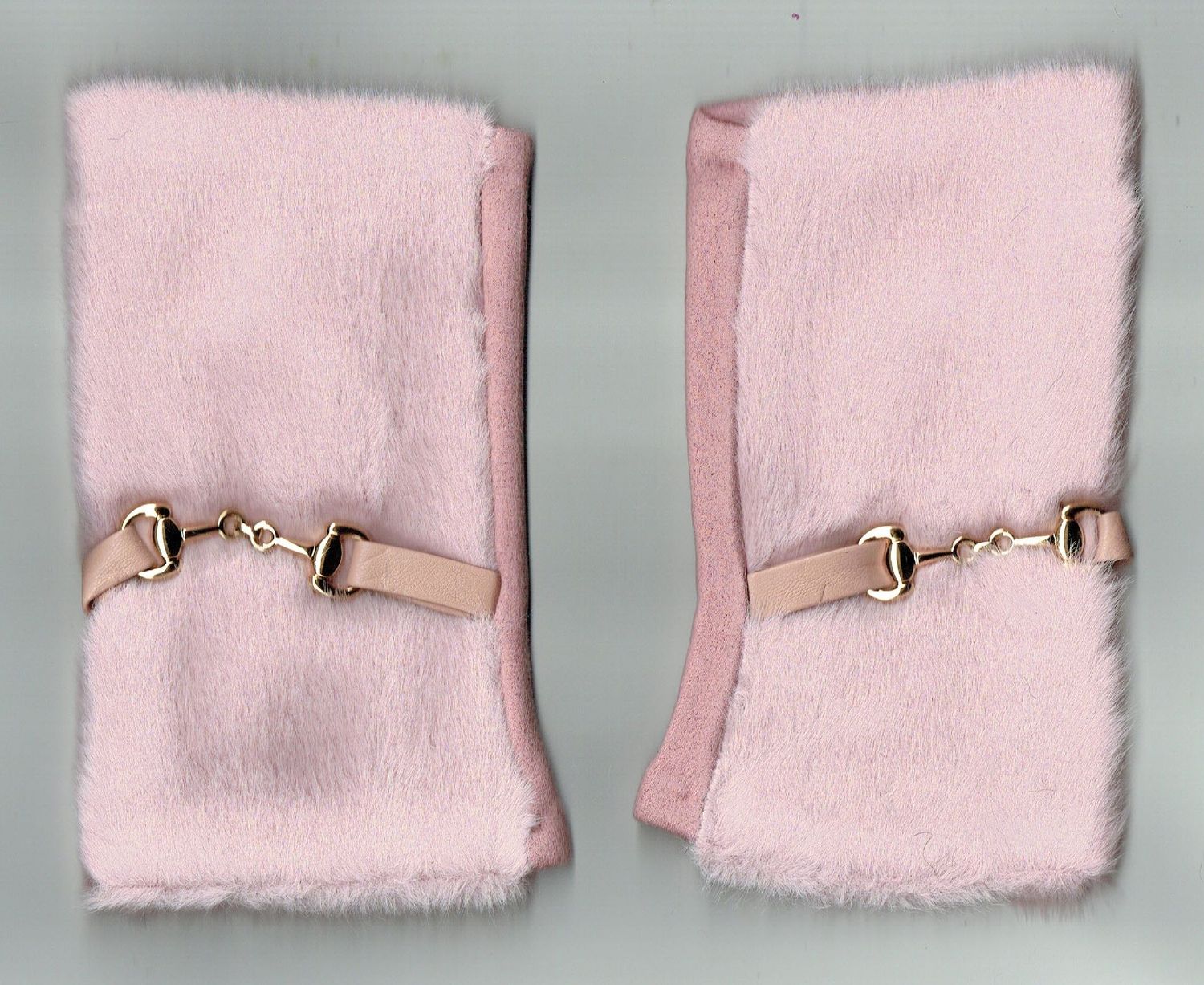 Une Paire de Gants "Mitaine" En "Viscose,Cotton, Laine " Recouverte d'une Fourrure au Dessus, de Couleur Rose Clair, pour une Taille Unis de T6 à T8