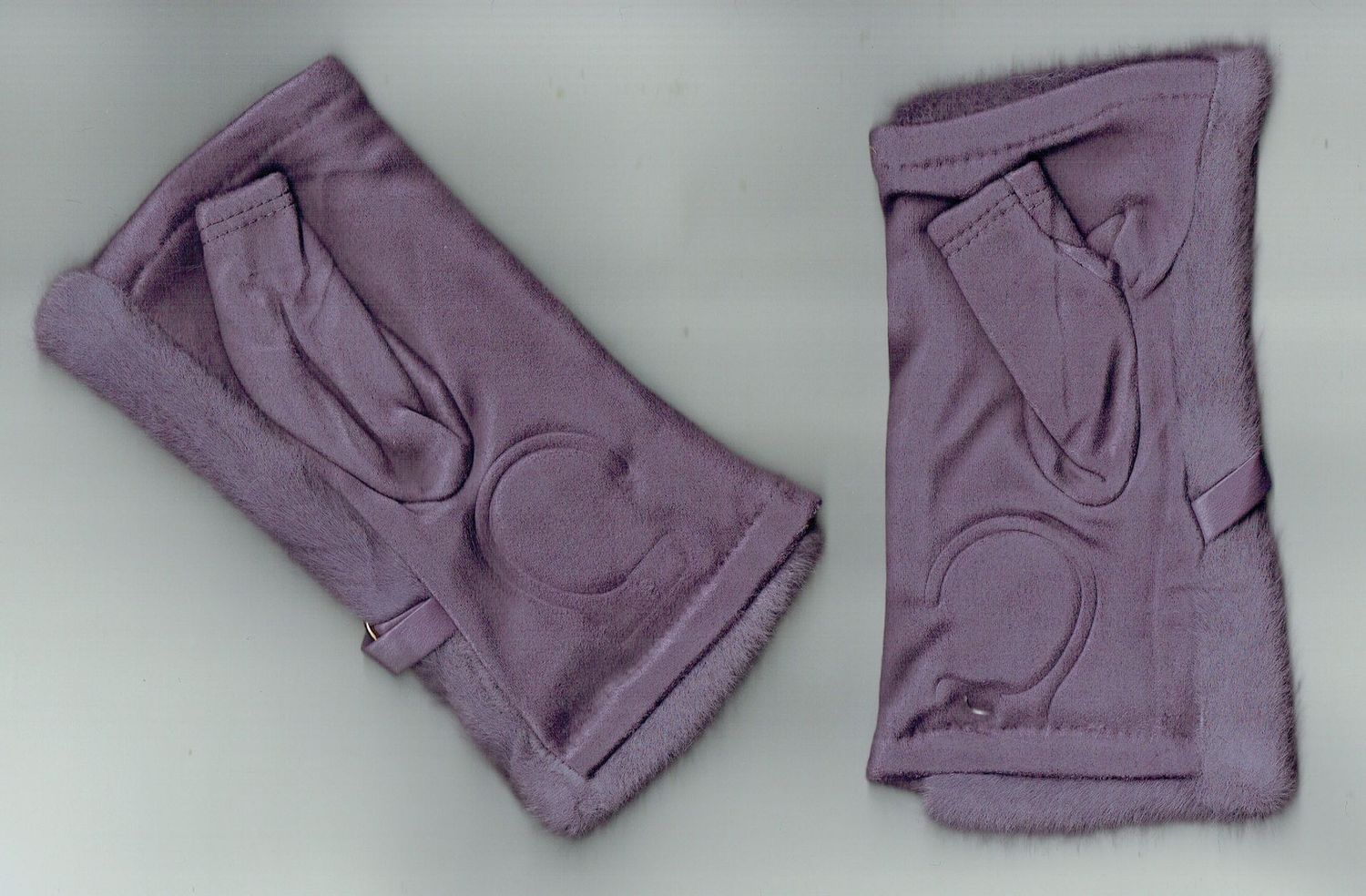 Une Paire de Gants "Mitaine" En "Viscose,Cotton, Laine " Recouverte d'une Fourrure au Dessus, de Couleur Violet, pour une Taille Unis de T6 à T8