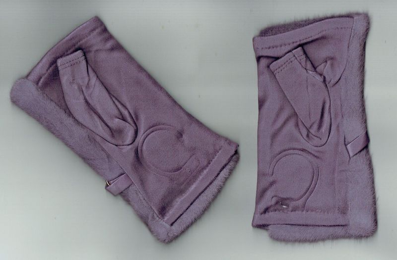 Une Paire de Gants "Mitaine" En "Viscose,Cotton, Laine " Recouverte d'une Fourrure au Dessus, de Couleur Violet, pour une Taille Unis de T6 à T8