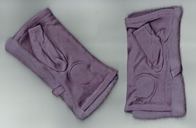 Une Paire de Gants "Mitaine" En "Viscose,Cotton, Laine " Recouverte d'une Fourrure au Dessus, de Couleur Violet, pour une Taille Unis de T6 à T8