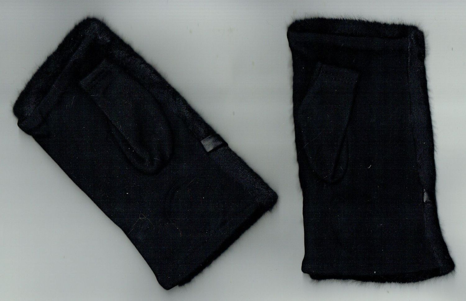 Une Paire de Gants "Mitaine" En "Viscose,Cotton, Laine " Recouverte d'une Fourrure au Dessus, de Couleur Noir, pour une Taille Unis de T6 à T8