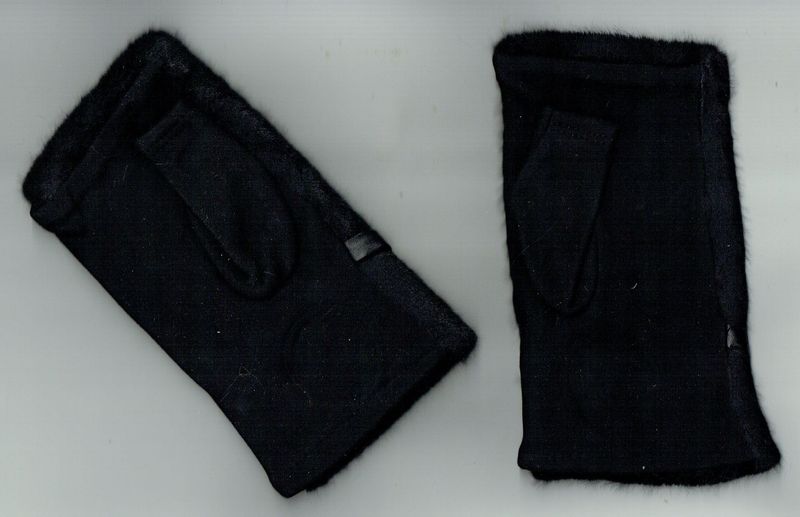 Une Paire de Gants "Mitaine" En "Viscose,Cotton, Laine " Recouverte d'une Fourrure au Dessus, de Couleur Noir, pour une Taille Unis de T6 à T8