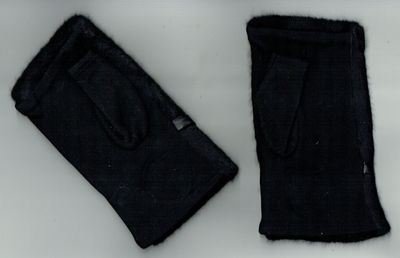 Une Paire de Gants "Mitaine" En "Viscose,Cotton, Laine " Recouverte d'une Fourrure au Dessus, de Couleur Noir, pour une Taille Unis de T6 à T8