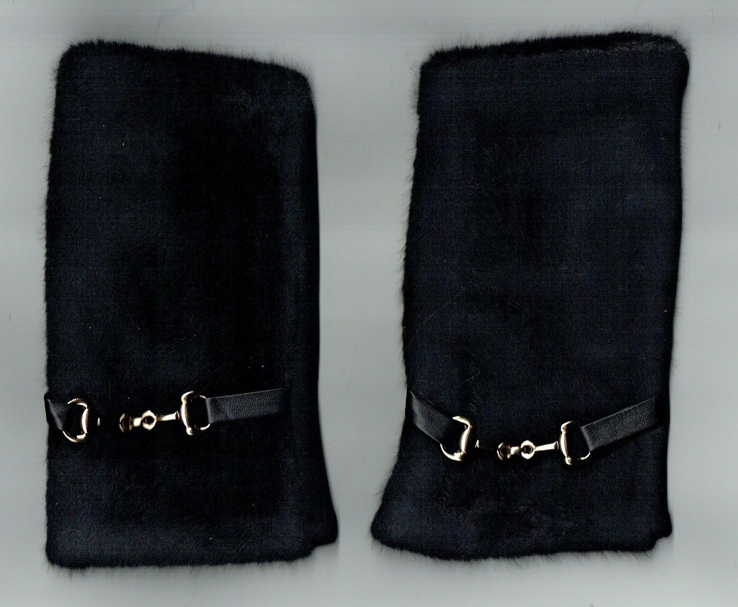 Une Paire de Gants Une Paire de Gants "Mitaine" En "Viscose,Cotton, Laine " Recouverte d'une Fourrure au Dessus, de Couleur Noir, pour une Taille Unis de T6 à T8