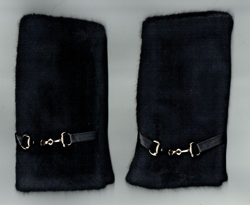 Une Paire de Gants Une Paire de Gants "Mitaine" En "Viscose,Cotton, Laine " Recouverte d'une Fourrure au Dessus, de Couleur Noir, pour une Taille Unis de T6 à T8