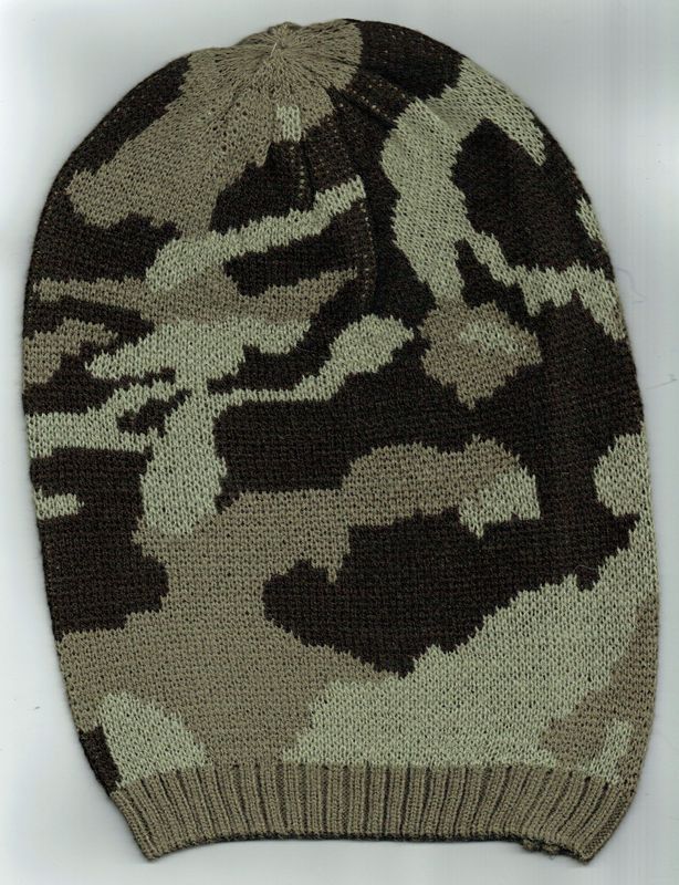 Un Bonnet de Couleur Vert Camouflage avec "Paire de Gants, Moufle, Écharpe" Même Couleur Camouflage Militaire