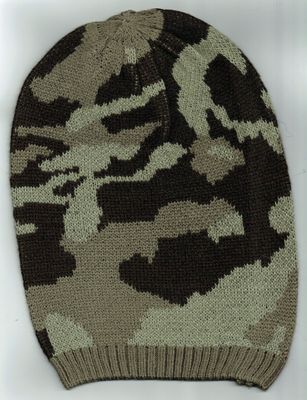 Un Bonnet de Couleur Vert Camouflage avec "Paire de Gants, Moufle, Écharpe" Même Couleur Camouflage Militaire