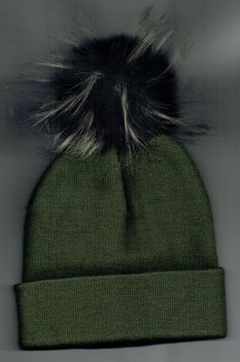 Un Bonnet de Couleur Vert Militaire avec "Revers et Pom-Pom" Couleur Unique  et sa Doublure Polaire