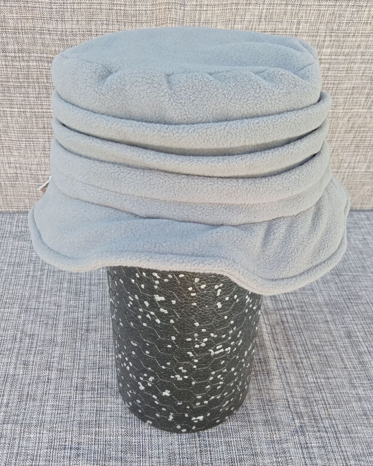 Un Bob de Couleur "Gris" Taille 59 cm, avec une Doublure Polaire Noire, Assure Sensation et Légèreté sur la Tête et d'un Confort Optimal.