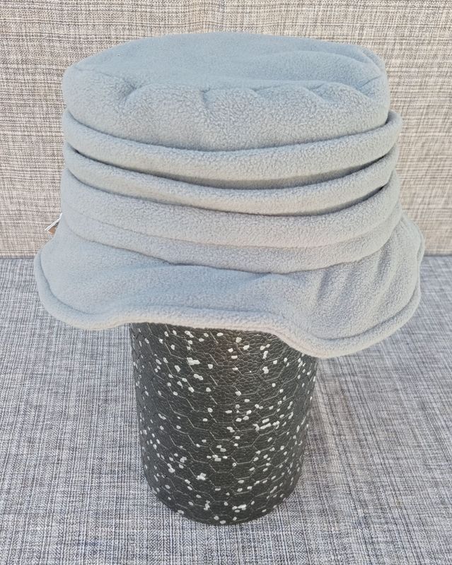 Un Bob de Couleur "Gris" Taille 59 cm, avec une Doublure Polaire Noire, Assure Sensation et Légèreté sur la Tête et d'un Confort Optimal.