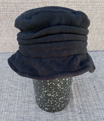 Un Bob de Couleur "Noir" Taille 59 cm, avec une Doublure Polaire Noire, Assure Sensation et Légèreté sur la Tête et d'un Confort Optimal.