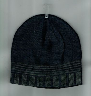 Un Bonnet "Bleu Marine" avec une Déco Rayure Gris, et sa Doublure Polaire pour Taille unique