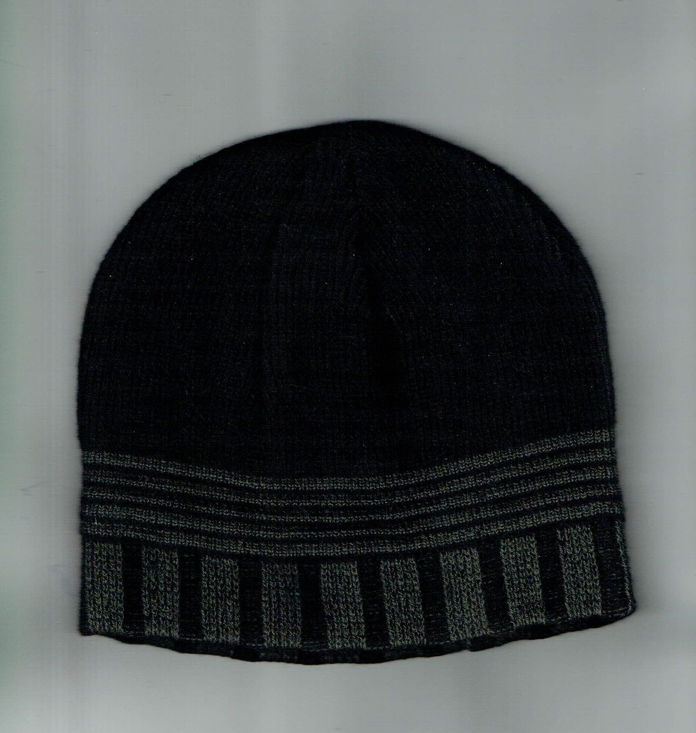 Un Bonnet "Noir" avec une Déco Rayure Gris, et sa Doublure Polaire pour Taille unique