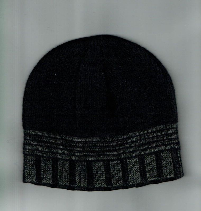 Un Bonnet "Noir" avec une Déco Rayure Gris, et sa Doublure Polaire pour Taille unique